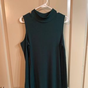 Green of the shoulder dress